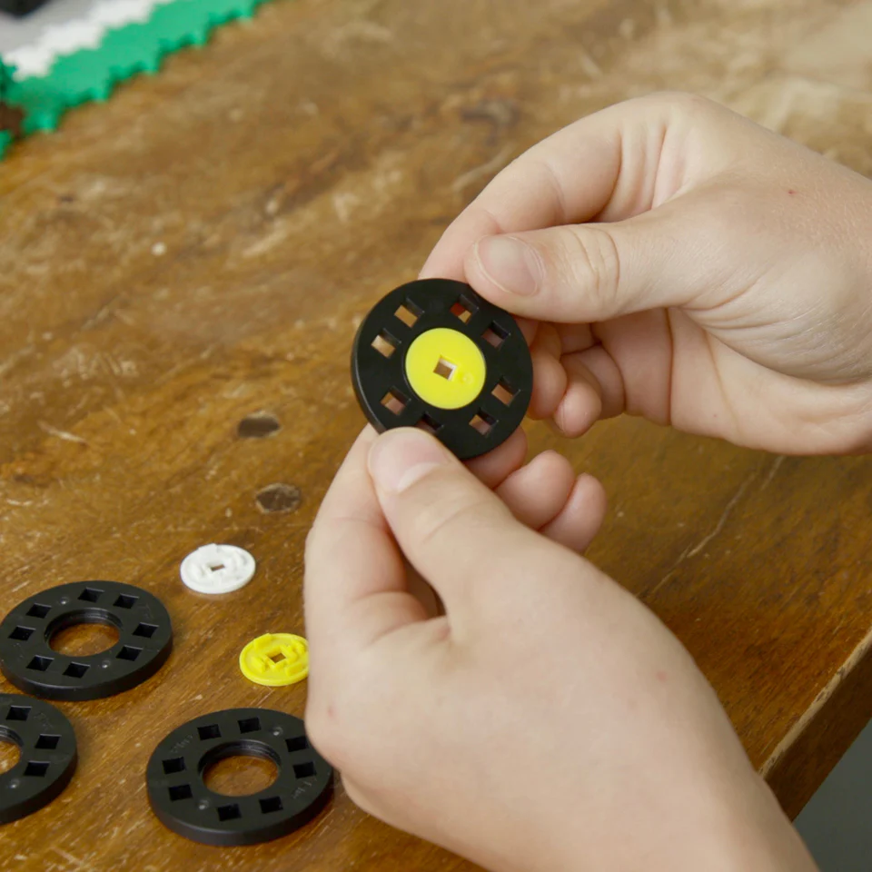 GO! Educational Tub - 2600 pc / 10 baseplates / 40 wheels - Image 3